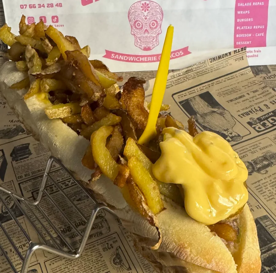 Am&eacute;ricains baguette Chez J&J — frites fra&icirc;ches